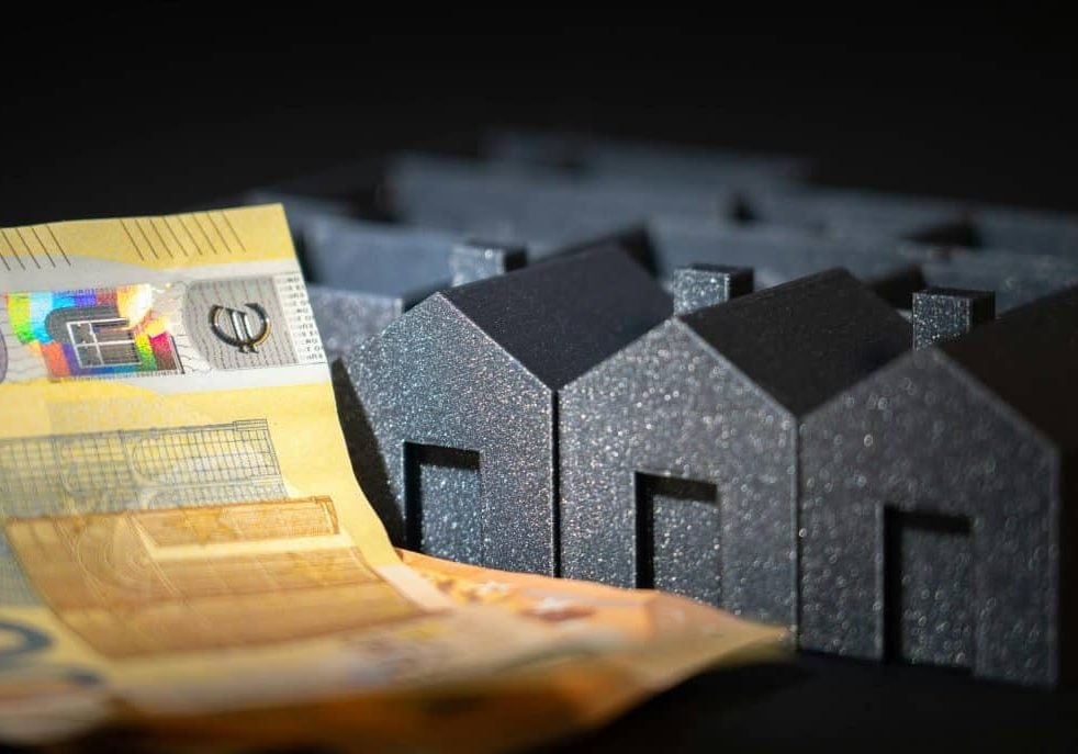 pexels-jakubzerdzicki-28100119